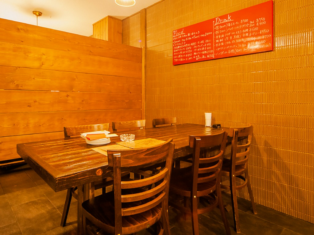 木の温もりを大切にしたくつろげる店内で時には賑やかに