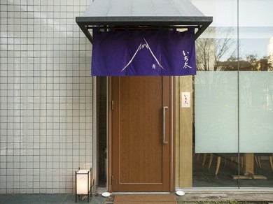 都心でありながら落ち着いた空気が漂う隠れ家的な店