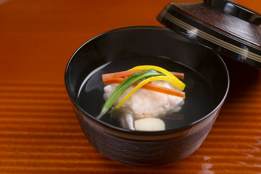 つなぎを使わず、海老の食感と本来の甘みを際立てた『車海老真丈の椀』