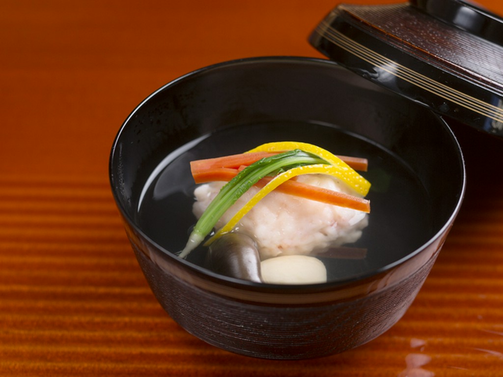 つなぎを使わず、海老の食感と本来の甘みを際立てた『車海老真丈の椀』