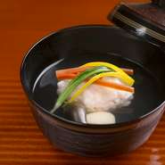 利尻昆布と血合い抜きの本枯節で取った出汁に、つなぎを使わない100％車海老だけの真丈。粗く切った海老と細かく刻んだ海老を混ぜることで、食感の変化を生み出しています。コースの『椀』の一例。