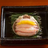ある冬の日の先附に登場した『香箱』は、カニを殻に盛ってから蒸し上げて餡を張って提供。とろみある餡にしたのは、乾燥が早いメスのカニの口当たりを滑らかにするため。コースの『先附』の一例。
