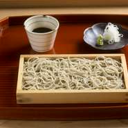 コースの〆は蕎麦が定番。蕎麦は産地から窒素真空パックで届く「常陸秋そば」を店内の石臼で挽き、十割で手打ち。蕎麦本来の豊かな香りは、凝縮感のある濃い目のつゆにも負けない存在感です。