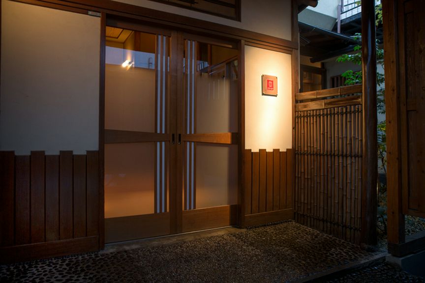 通りからは見えないビルの奥にひっそりと佇む日本家屋