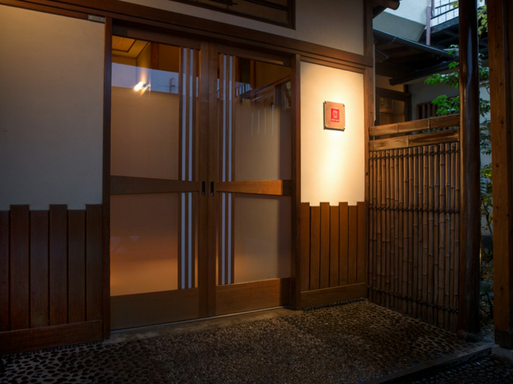 通りからは見えないビルの奥にひっそりと佇む日本家屋