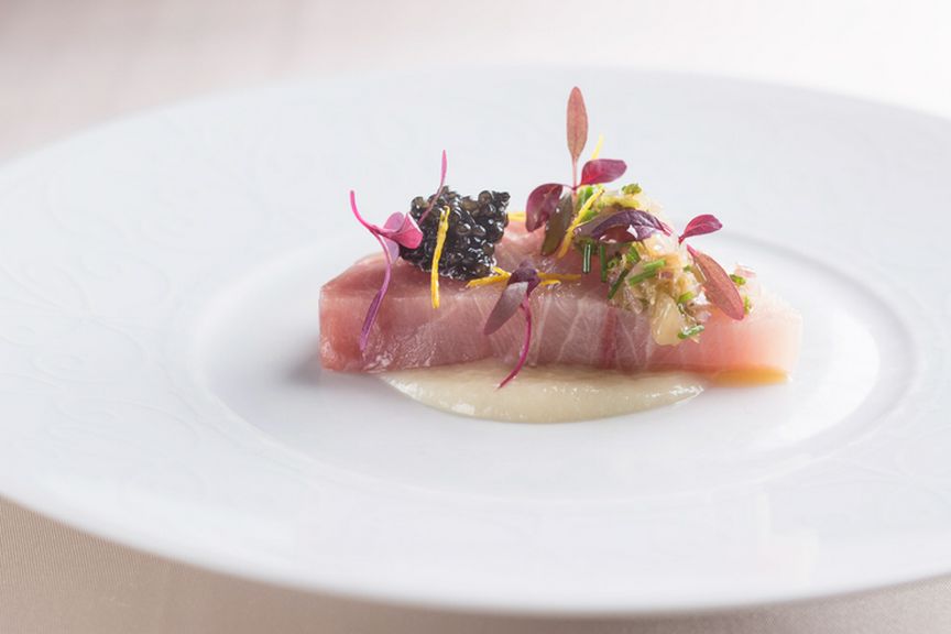 身に脂が乗った冬の定番『天然ブリのクルード 聖護院蕪のソース』