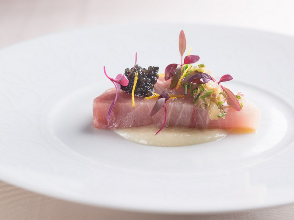 身に脂が乗った冬の定番『天然ブリのクルード 聖護院蕪のソース』