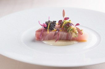 身に脂が乗った冬の定番『天然ブリのクルード 聖護院蕪のソース』