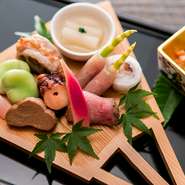 季節を最大限にお感じいただける、旬の食材を使った月替わりのコースメニューをお愉しみください。