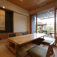 掘りごたつの個室は2部屋設え、それぞれ6名様まで入室可能。顔合わせや結納などの祝事から弔事にいたるまで、どのような場面にもふさわしい荘厳な雰囲気を醸し出しています。