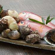 天然魚介にこだわり仕入れます。天然ならではの力強さ、身の締まり方、脂ののり方などは、何ものにも代えがたい。刃を入れた瞬間、鮮度の良さが分かります。指先から伝わる鮮度の良さが自慢です。 