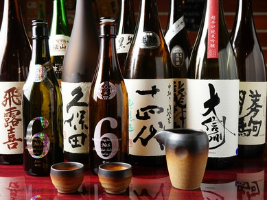 専任の利き酒師と共に、全国各地から選りすぐる地酒