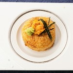 醤油ダレで焼き上げた焼きおにぎりに雲丹をのせた贅沢な逸品