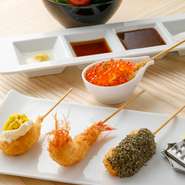 新鮮な魚介や地元の厳選食材を使用し、驚くほどにサクッと軽く揚がった絶品串揚げ10本と、オーナーこだわりのボトルワインが2名様ごとに1本お選びいただける特別コースをこの時期限定でお作りいたしました！