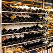 お店をデザインするにあたり、オーナーがこだわったのがワインセラー。日本をはじめ、フランスやイタリア、アメリカなどの美味しいワインが多数揃っています。サクッと揚がった串揚げとワインの相性は抜群。
