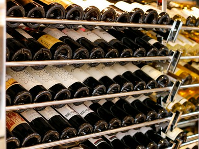 オーナー自慢の大型ワインセラーに、世界のワインが勢揃い