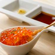 刺身でも食べられる新鮮で脂ののったサーモンを串揚げにし、国産いくらをたっぷりとトッピング。これ以上ない組み合わせが口の中でとろけます。お好みで、塩またはソースを。