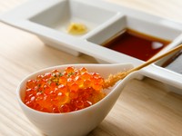 文句なしの相性。親子の組み合わせが人気の串揚げ『サーモンとイクラ』