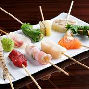 お刺身でも食べられるほど新鮮な魚介や地元の野菜など、厳選素材を使用した串揚げメニューは日替りで約30種。美味しい素材にさらに丁寧な仕事を加えた串揚げが繊細に盛り付けられ、どれも絶品揃いです。
