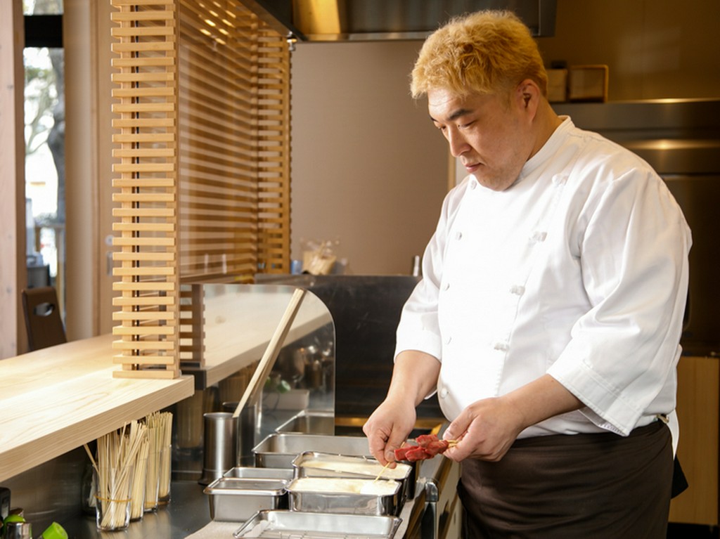 お客さまの顔を見ながら、タイミングを図って1串ずつ提供