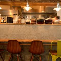 カウンターで気ままな時をのんびり過ごせる