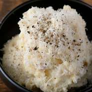 店内で燻製したじゃがいもに、細かく刻んだいぶりがっことベーコンを合わせた自家製ポテトサラダ。黄金の燻製トリオが三位一体となって嗅覚と味覚を満たし、いぶりがっこのポリポリとした食感もクセになる一品です。