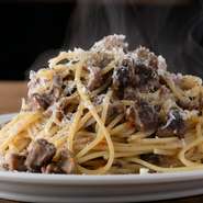 ある日のパスタは『ラムのミートソーススパゲッティ』。柔らかなラム肉を大き目にカットし、ごろごろジューシーな味わいを引き出した特製ラムミートソースが絶品。「今日は何だろう？」というワクワクがあります。