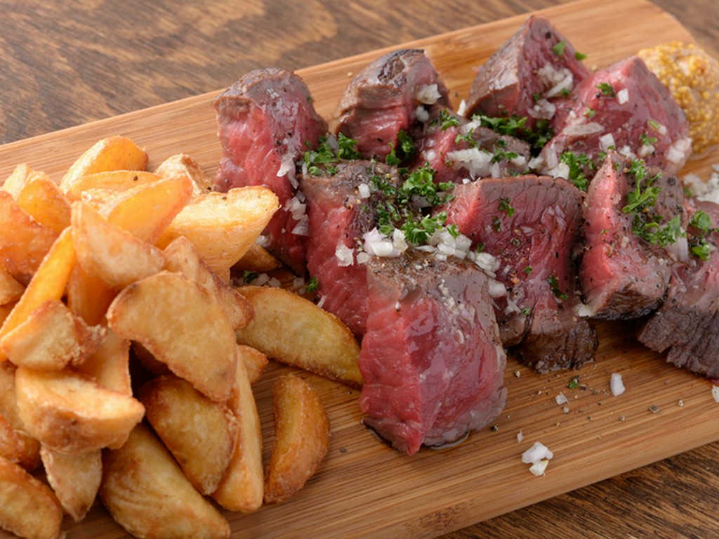 きめ細かく柔らかな肉と濃厚な肉汁を堪能する『ブドウ牛ランプ肉のステーキ（300g）』