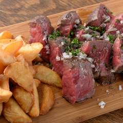 きめ細かく柔らかな肉と濃厚な肉汁を堪能する『ブドウ牛ランプ肉のステーキ（300g）』