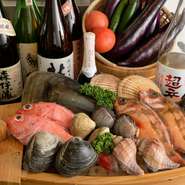 お客さまのリクエストに応じて、さまざまな銘柄のお酒を取り扱っています。お店オリジナルの焼酎「心海」（甲・乙）のご用意もあり、料理と合わせて楽しめます。