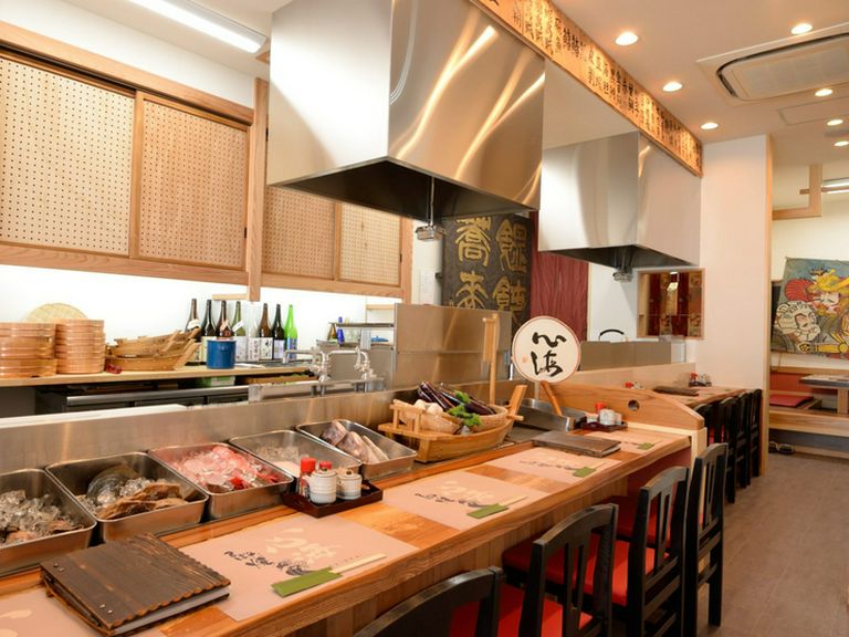 落ち着いて飲める大人の空間は、お1人でのお食事にもぴったり