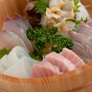 その日仕入れた新鮮な魚を厳選、『刺し盛り』にしてご提供。大将が味見して、納得のいかないものはお出ししないというこだわりぶりです。お店自慢の味わいをご堪能あれ。