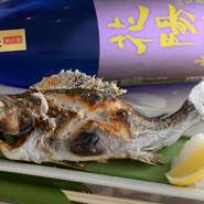 仕入れによって種類の変わる『焼魚』、魚の種類はその日のお楽しみです。「今日は何がある？」とひと言お声かけください。味わい豊かな海の幸を存分にご満喫頂けます。※お値段は魚の大きさによって変わります。