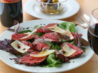 夏のオススメメニュー【牛サガリのロースト タリアータ】