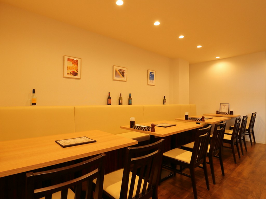 閑静な住宅街に佇む、上品で落ち着いた雰囲気のレストラン