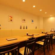 駅周辺の喧騒から逃れた静かな住宅街に佇んでいるお店です。店内は、上品で落ち着いた雰囲気の空間が広がっています。くつろぎながら、至福の料理をカジュアルに楽しんでみませんか。