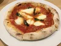 モッツァレラ、バジリコ、パルミジャーノ