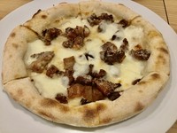 カリカリ豚バラ、モッツァレラ、生クリーム、パルミジャーノ