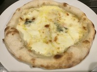 ゴルゴンゾーラ、タレッジョ、モッツァレラ、パルミジャーノ、生クリーム