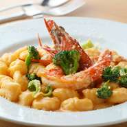 ジャガイモから1個ずつ丁寧に、手づくりでつくった「ニョッキ」はもちもち食感が特徴。海老の出汁が効いたクリームソースに絡めて頂けば、至福の味わいを満喫できます。