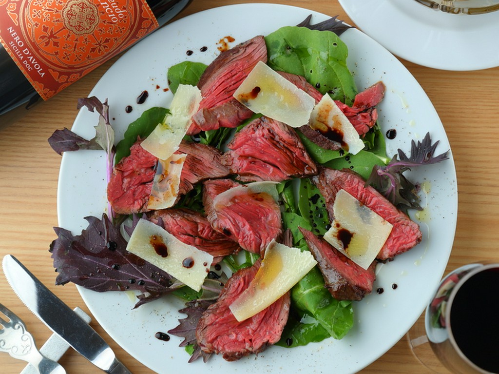 牛サガリ肉のタリアータ バルサミコソース