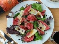 牛サガリ肉のタリアータ バルサミコソース