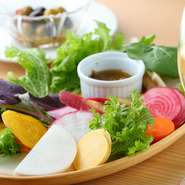 「木ノ里農園」から直送された野菜を、存分に楽しめる『木ノ里農園有機野菜のバーニャカウダ』。旬の野菜を思う存分、特製ソースにつけて召し上がってみてください。自然の恵みそのままのおいしさを堪能できます。