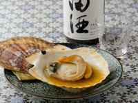 毎日、新鮮&大きな活ほたてを市場で仕入れ、繊細な火入れで中をほどよいレアに仕上げ。貝から出る出汁と青森県産秘伝醤油の隠し味がきれいに調和し、旨いほたてを食べる醍醐味を大満喫できます。