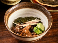 初めて味わっても、不思議と懐かしい感じがする一品。ヒラタケやナラタケなどのきのこ「さもだし」と、ぎばさ昆布（アカモク）を一緒に食べる超ヘルシーな料理。混ぜて、粘り感を出して食べるのがオススメ！