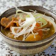 肉のプロである店主のセンスが冴える逸品煮込み。牛ハラミのすじ×青森県産豚モツを味噌仕立てでじっくり煮込むので、味わい・食感ともに奥深い美味しさ。それでいて、あっさり食べられるのが【おんず】流の技。