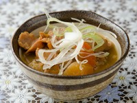 肉のプロである店主のセンスが冴える逸品煮込み。牛ハラミのすじ×青森県産豚モツを味噌仕立てでじっくり煮込むので、味わい・食感ともに奥深い美味しさ。それでいて、あっさり食べられるのが【おんず】流の技。