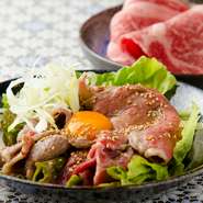 肉のプロの店主が仕上げる『国産牛リブロースの炙りユッケ』