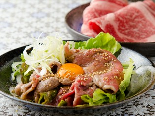 肉のプロの店主が仕上げる『国産牛リブロースの炙りユッケ』