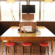 一人でもふらっと立ち寄りたくなるのは、いつでも変わらぬ味を提供し続けているからこそ。しっかりと旨みの利いたスープに、心も体も満たされます。女性一人でも入りやすい、温かみのある落ち着いた雰囲気も魅力。　